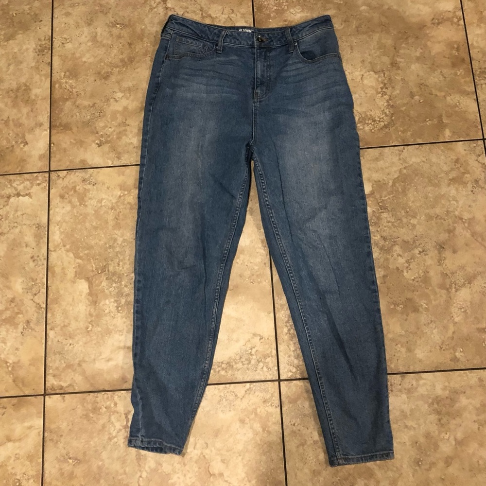 PRICE DROP!! Hot Topic Size 11 Blue HT Denim Mom Jeans